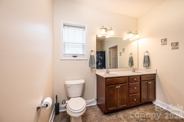 1092 33rd Avenue Loop NE, Hickory, NC 28601
