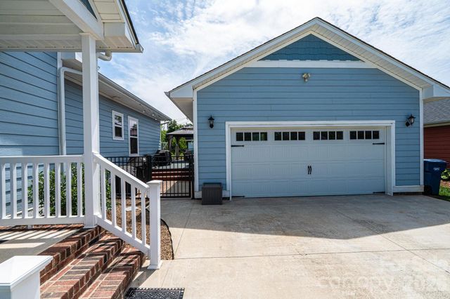 1092 33rd Avenue Loop NE, Hickory, NC 28601