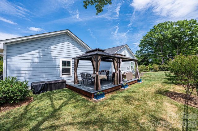 1092 33rd Avenue Loop NE, Hickory, NC 28601