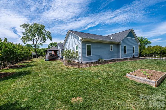 1092 33rd Avenue Loop NE, Hickory, NC 28601