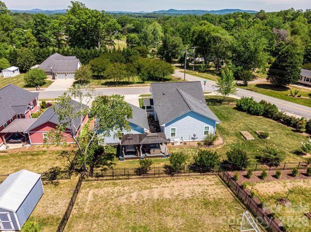 1092 33rd Avenue Loop NE, Hickory, NC 28601