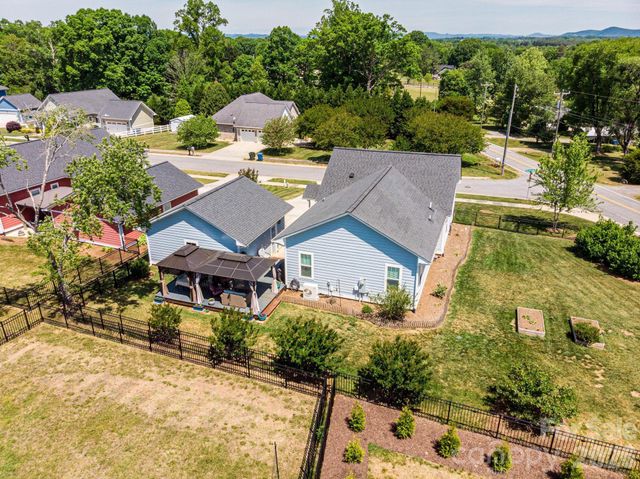 1092 33rd Avenue Loop NE, Hickory, NC 28601