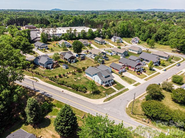 1092 33rd Avenue Loop NE, Hickory, NC 28601