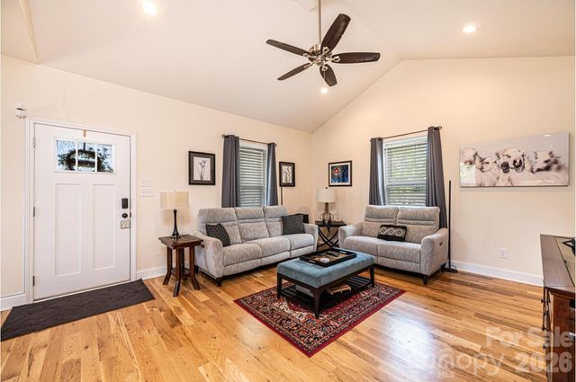 1092 33rd Avenue Loop NE, Hickory, NC 28601