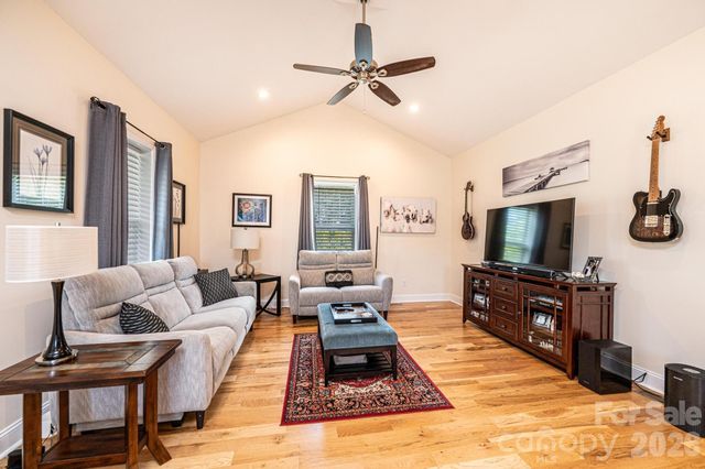 1092 33rd Avenue Loop NE, Hickory, NC 28601