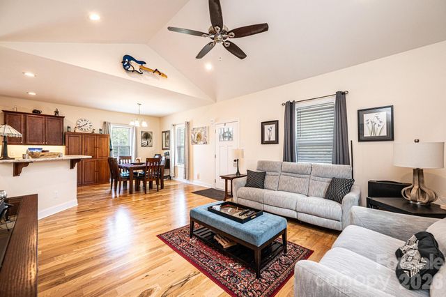 1092 33rd Avenue Loop NE, Hickory, NC 28601