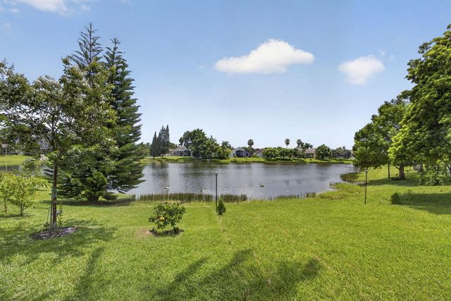 120 Saratoga Boulevard E, Royal Palm Beach, FL 33411
