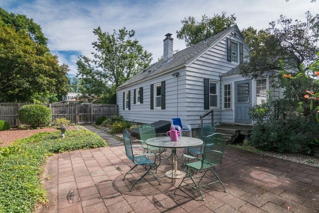 202 Jackson St, Northampton, MA 01060