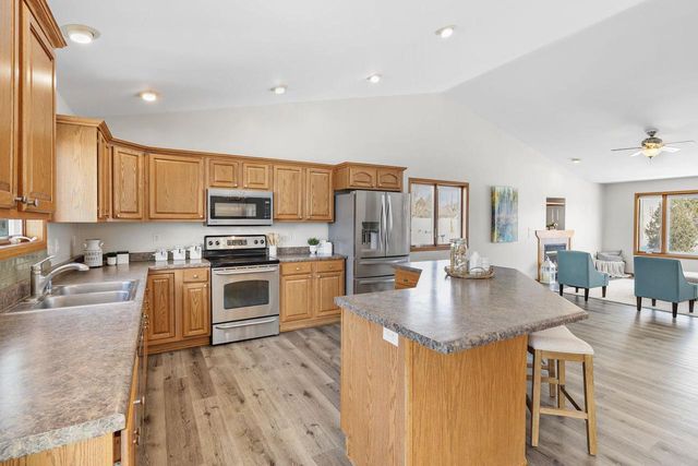 1032 VISTA RIDGE Drive, Mount Horeb, WI 53572