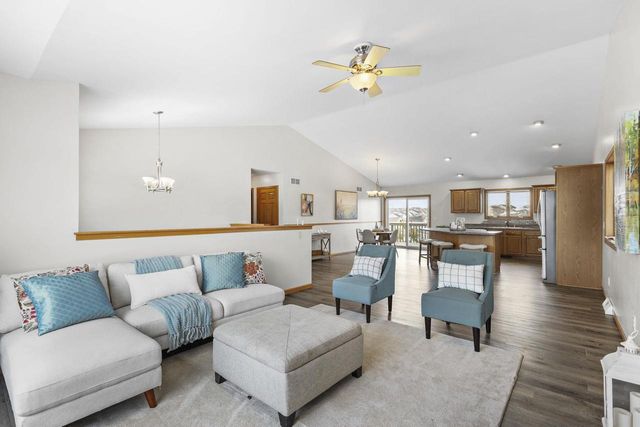 1032 VISTA RIDGE Drive, Mount Horeb, WI 53572