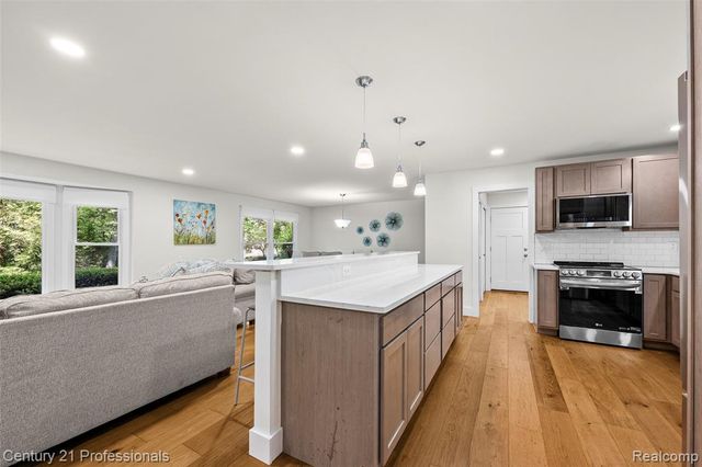 745 Hawthorne Drive, Bloomfield Hills, MI 48304