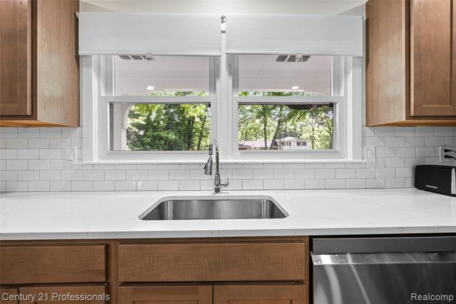 745 Hawthorne Drive, Bloomfield Hills, MI 48304