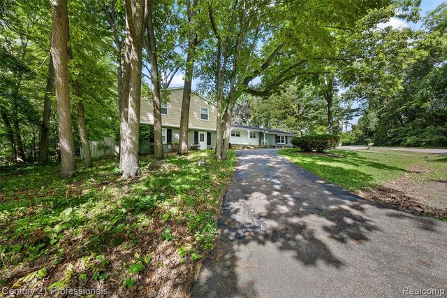 745 Hawthorne Drive, Bloomfield Hills, MI 48304