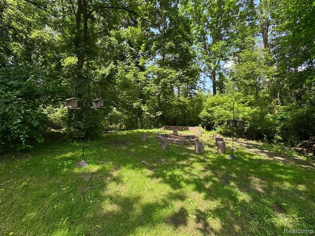 3985 S Ellamae Road, Oakland, MI 48363