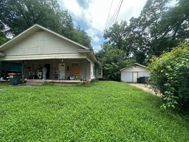 828 E Price Street, Paris, TX 75460