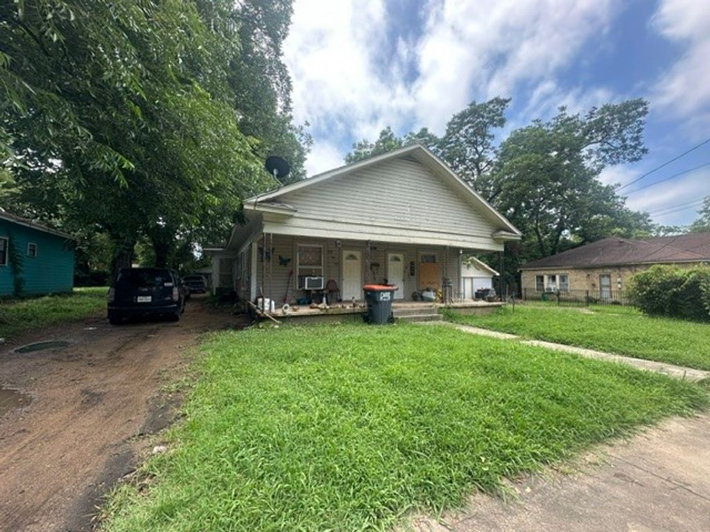 828 E Price Street, Paris, TX 75460