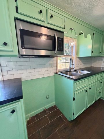 322 Hays Road, Oyster Creek, TX 77541