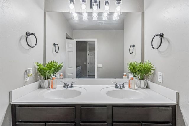 9209 NW 71st Street, Yukon, OK 73099