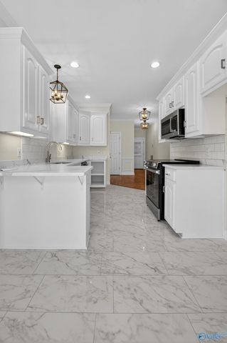 214 Lakepoint Drive, Gadsden, AL 35901