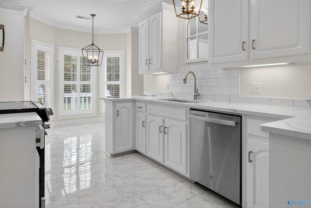 214 Lakepoint Drive, Gadsden, AL 35901