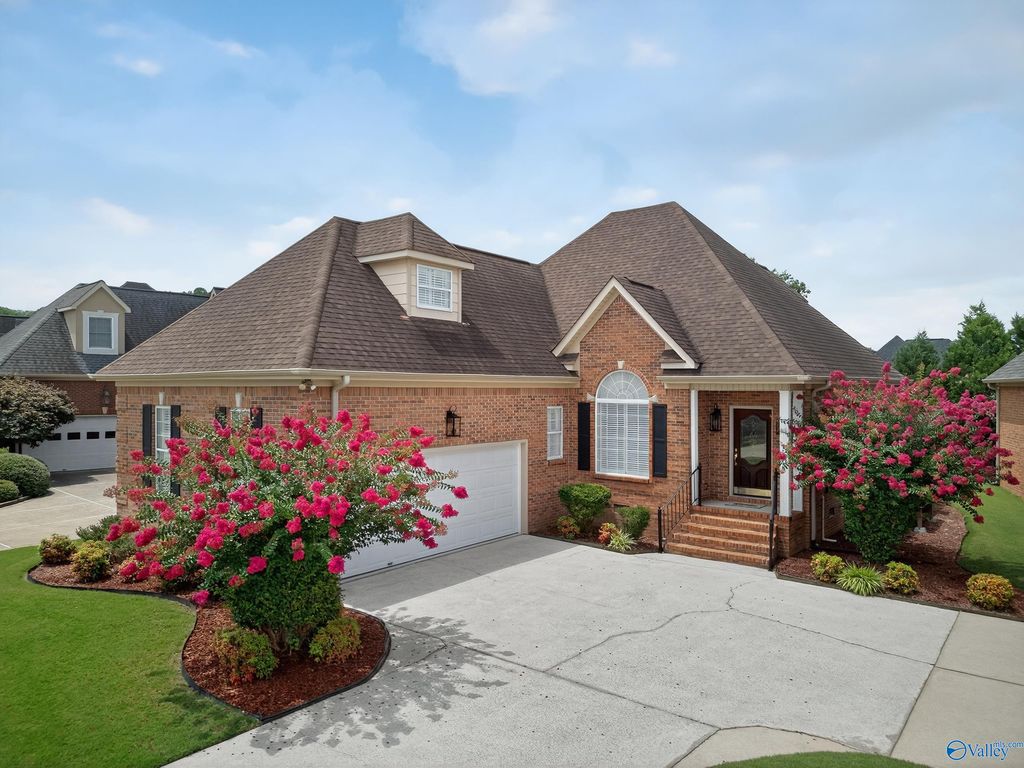 214 Lakepoint Drive, Gadsden, AL 35901