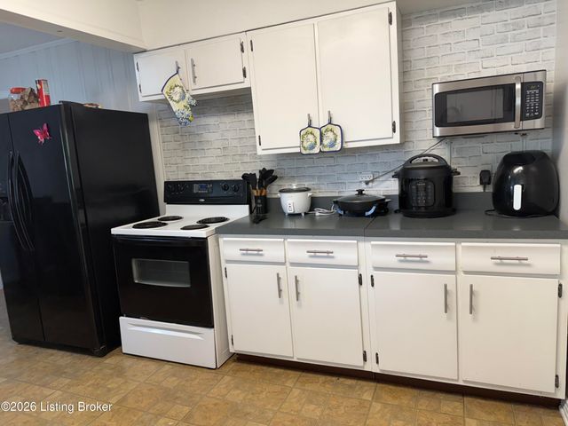 8107 Poinsettia Dr, Louisville, KY 40258