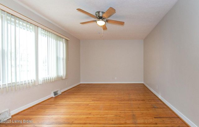 8107 Poinsettia Dr, Louisville, KY 40258