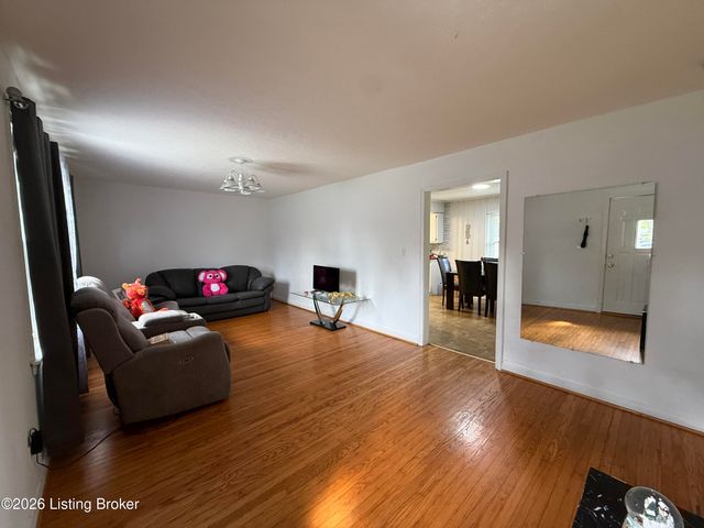 8107 Poinsettia Dr, Louisville, KY 40258