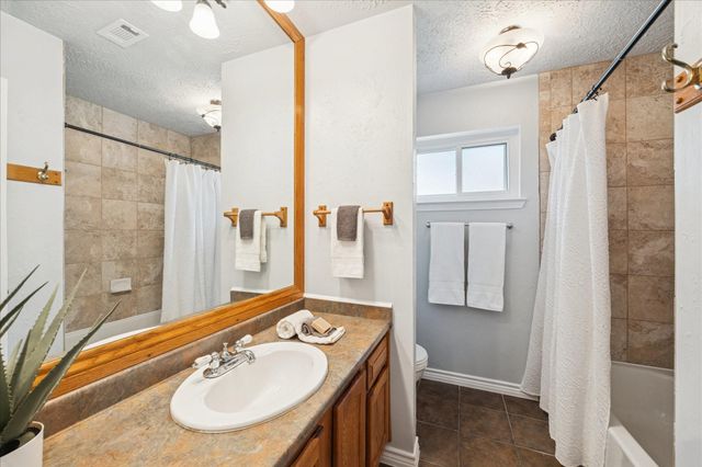 320 Creek Bend Drive, League City, TX 77573