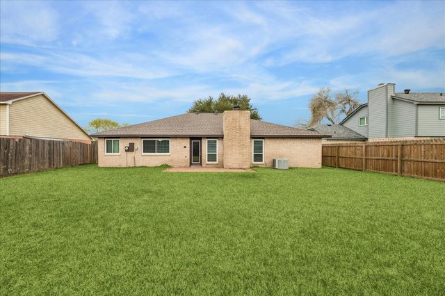 320 Creek Bend Drive, League City, TX 77573
