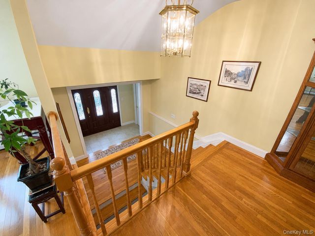377 Old Courthouse Road, Manhasset Hills, NY 11040