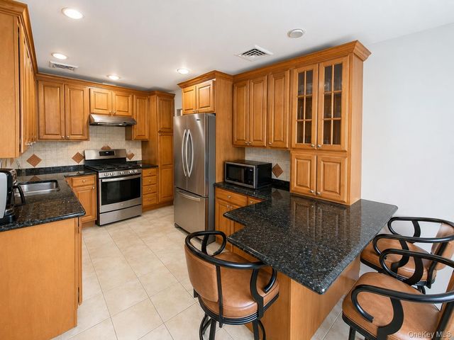 377 Old Courthouse Road, Manhasset Hills, NY 11040