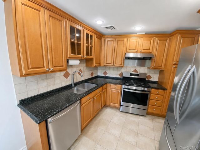 377 Old Courthouse Road, Manhasset Hills, NY 11040