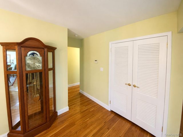 377 Old Courthouse Road, Manhasset Hills, NY 11040