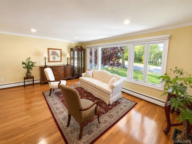 377 Old Courthouse Road, Manhasset Hills, NY 11040