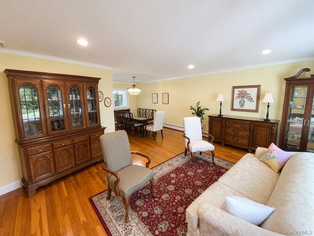 377 Old Courthouse Road, Manhasset Hills, NY 11040