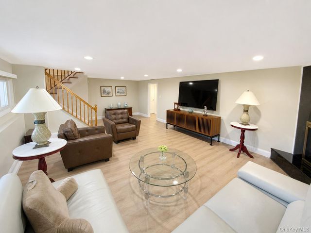 377 Old Courthouse Road, Manhasset Hills, NY 11040