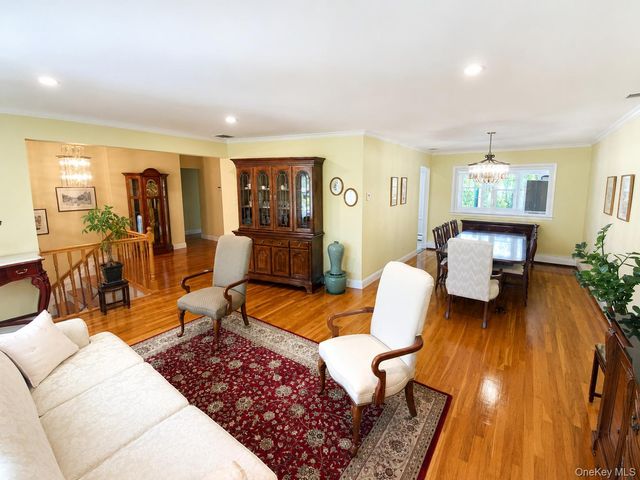 377 Old Courthouse Road, Manhasset Hills, NY 11040