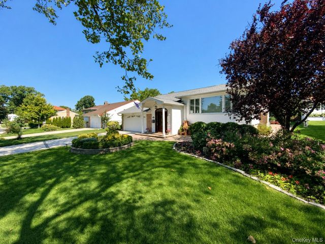 377 Old Courthouse Road, Manhasset Hills, NY 11040