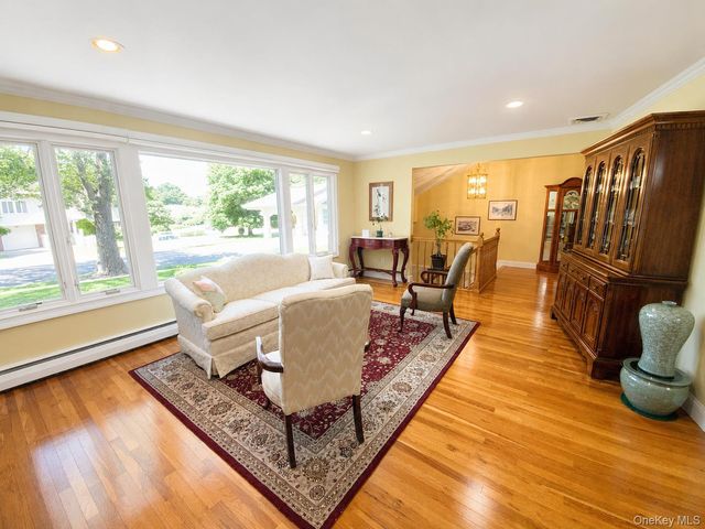 377 Old Courthouse Road, Manhasset Hills, NY 11040