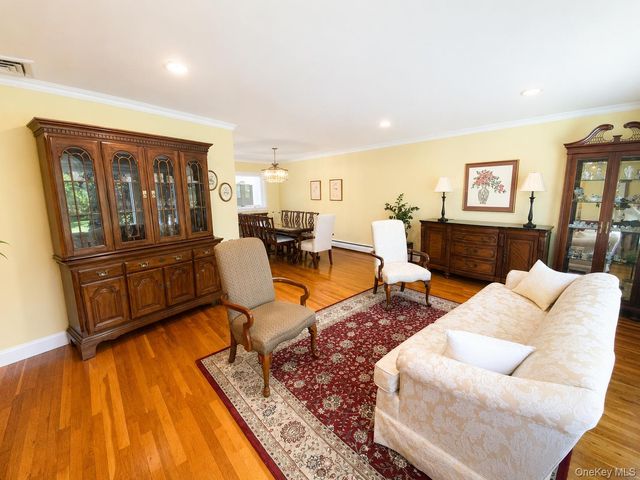377 Old Courthouse Road, Manhasset Hills, NY 11040