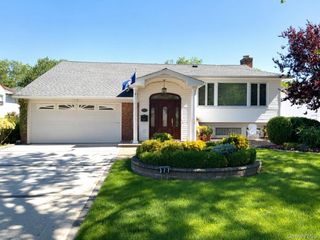 377 Old Courthouse Road, Manhasset Hills, NY 11040