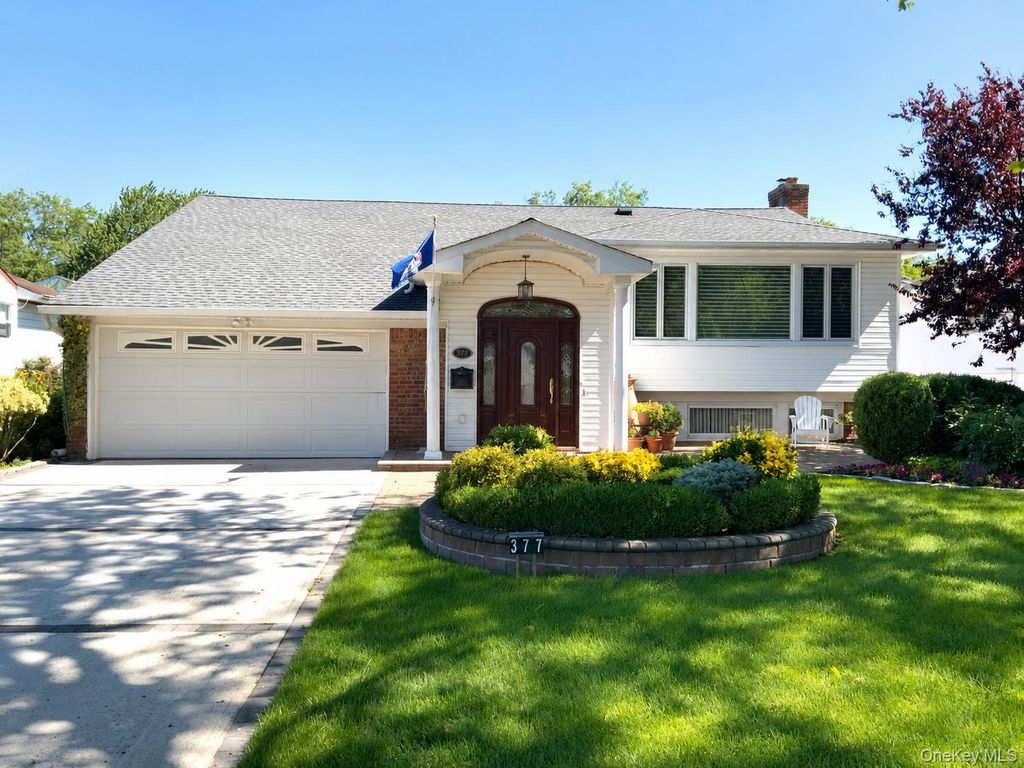 377 Old Courthouse Road, Manhasset Hills, NY 11040