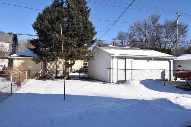 6426 W Wisconsin AVENUE, Wauwatosa, WI 53213