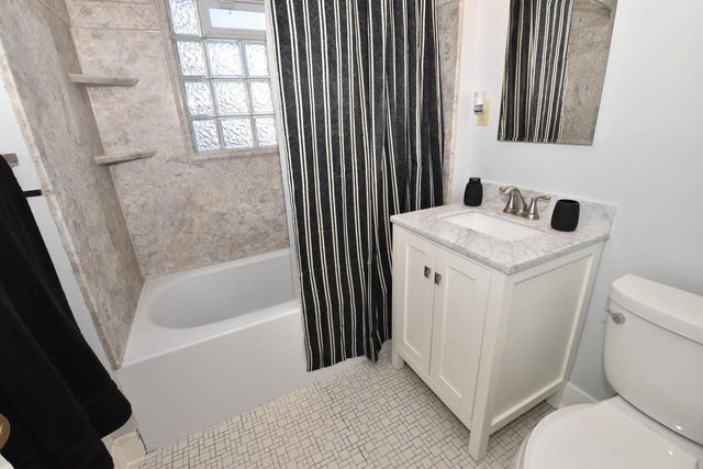 6426 W Wisconsin AVENUE, Wauwatosa, WI 53213