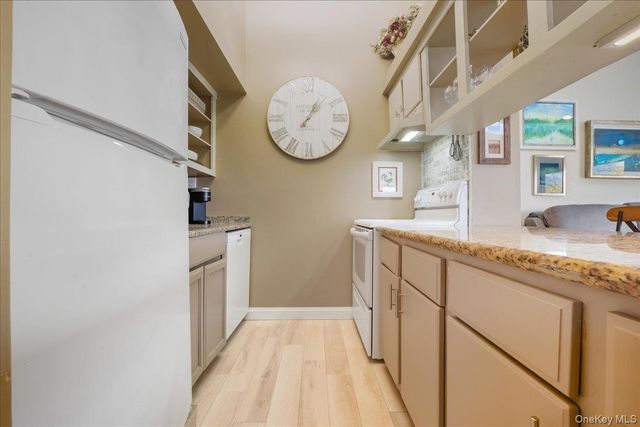 100 Daly Boulevard 1402, Oceanside, NY 11572