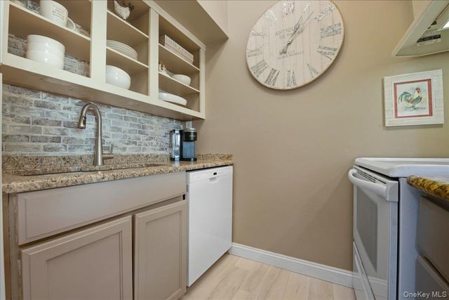 100 Daly Boulevard 1402, Oceanside, NY 11572