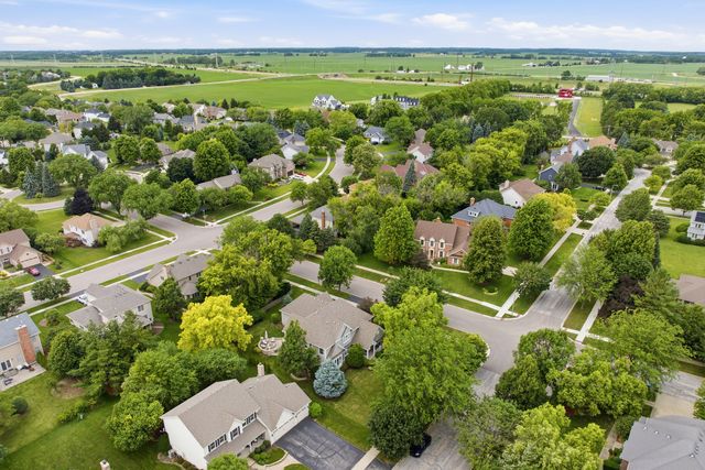 899 Edgewood Drive, Sugar Grove, IL 60554