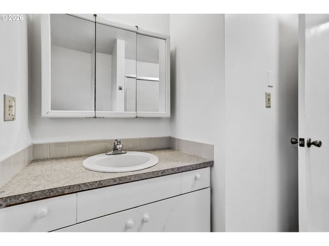 10238 Ne MORRIS Ct, Portland, OR 97220