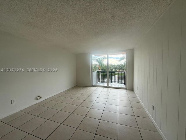2075 NE 164th St 302, North Miami Beach, FL 33162